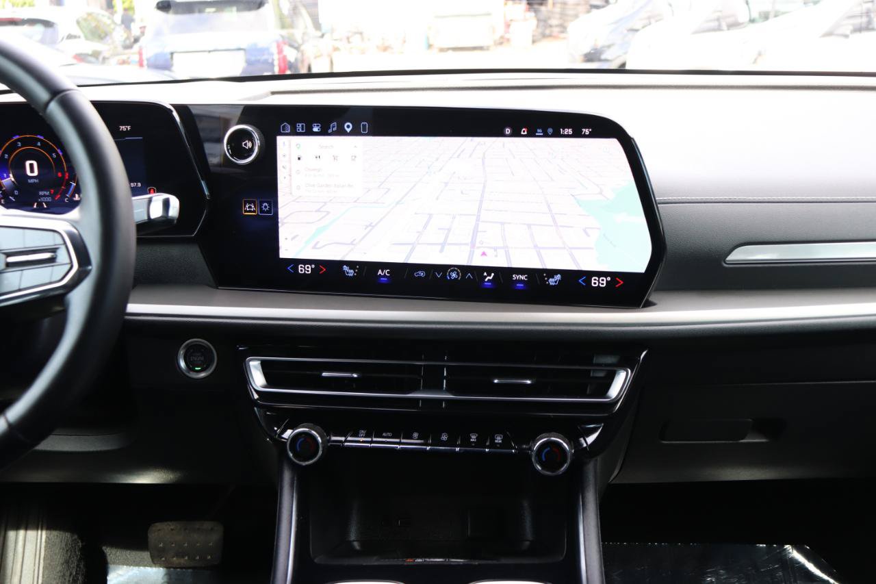 Used 2025 Chevrolet Traverse LT FWD image 21
