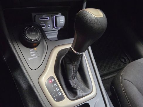 Used 2016 Jeep Cherokee Latitude w/ Comfort/Convenience Group image 7