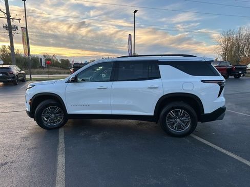 Used 2025 Chevrolet Traverse LT image 6