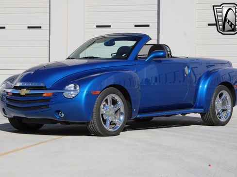 Used 2006 Chevrolet SSR w/ Preferred Equipment Group image 2