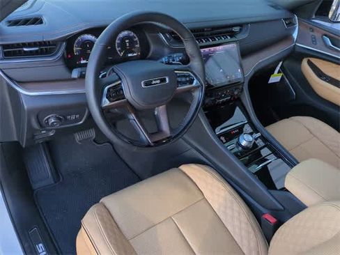 New 2025 Jeep Grand Cherokee Summit image 10