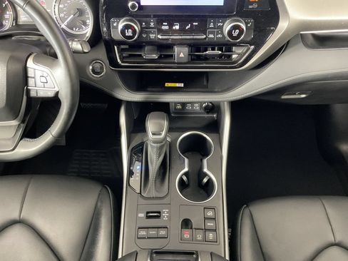 Used 2023 Toyota Highlander XLE AWD/4WD image 14