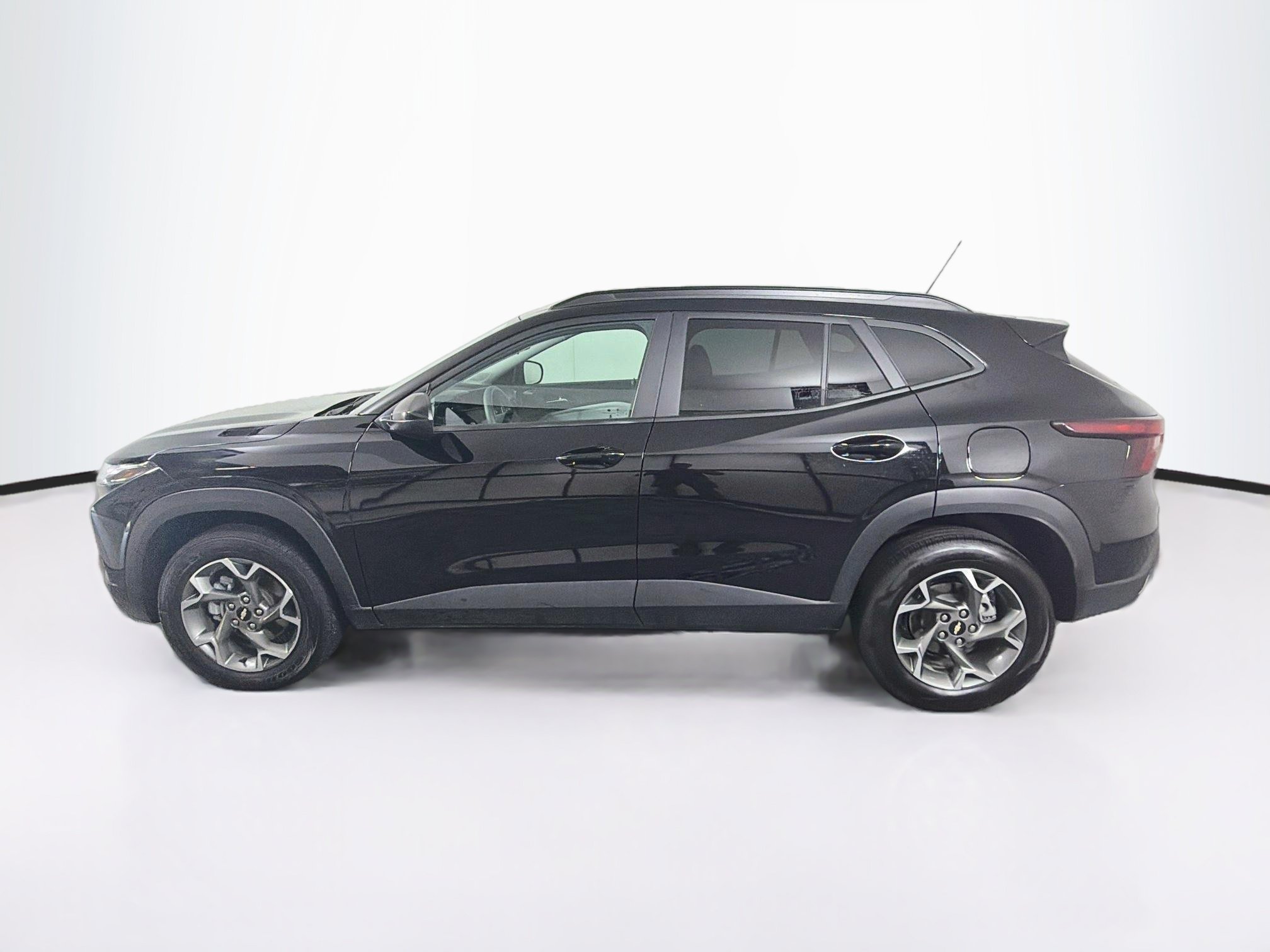 Used 2025 Chevrolet Trax LT FWD image 4