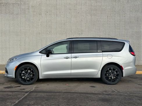 New 2026 Chrysler Pacifica Limited w/ S Appearance Package image 2