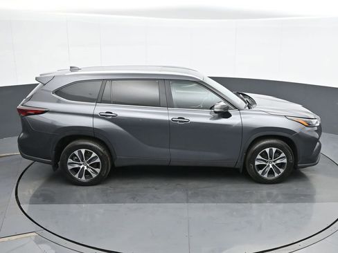 Used 2024 Toyota Highlander XLE AWD/4WD image 22
