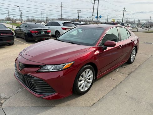 Used 2020 Toyota Camry LE image 5