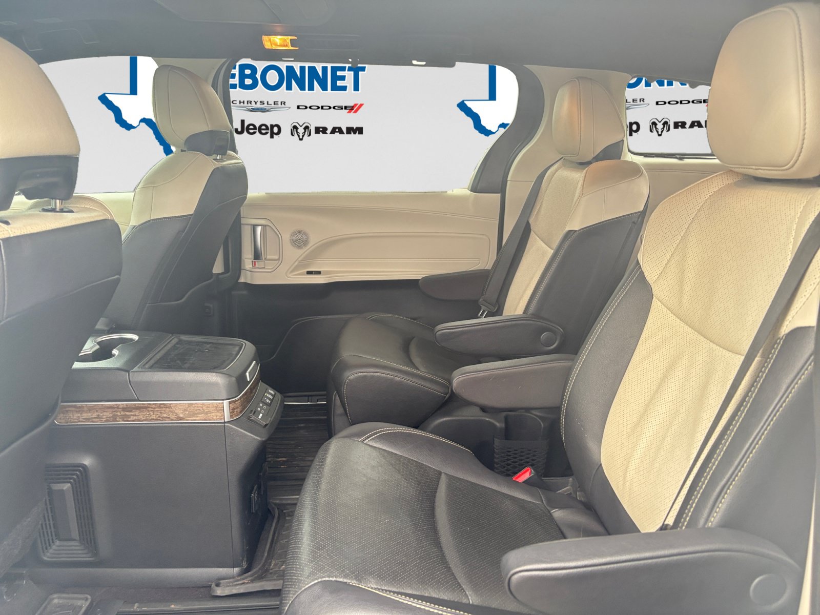 Used 2025 Toyota Sienna Platinum FWD image 22
