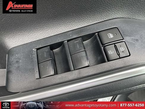 Used 2024 Toyota Highlander XLE AWD/4WD image 23