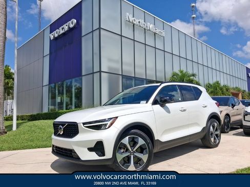 Used 2024 Volvo XC40 B5 Core AWD/4WD image 1