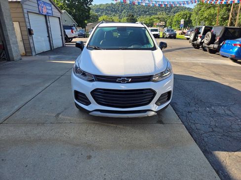 Used 2020 Chevrolet Trax LT w/ Sun & Sound Package AWD/4WD image 2