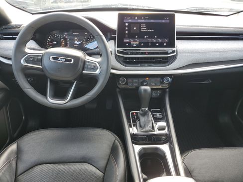 Used 2023 Jeep Compass Latitude image 9