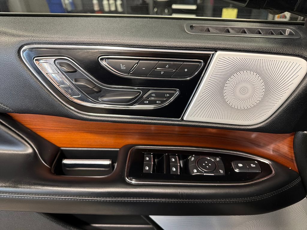 Used 2018 Lincoln Navigator Reserve w/ Technology Package AWD/4WD image 16
