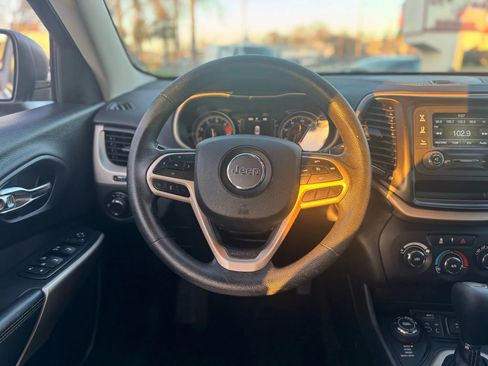 Used 2017 Jeep Cherokee Sport image 14