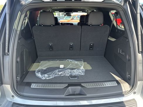 New 2025 Chevrolet Suburban Premier image 33