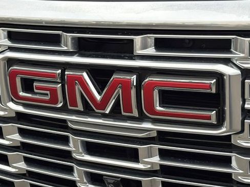 Certified 2025 GMC Yukon XL Denali image 9