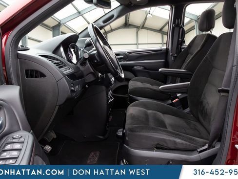 Used 2019 Dodge Grand Caravan SE FWD image 3