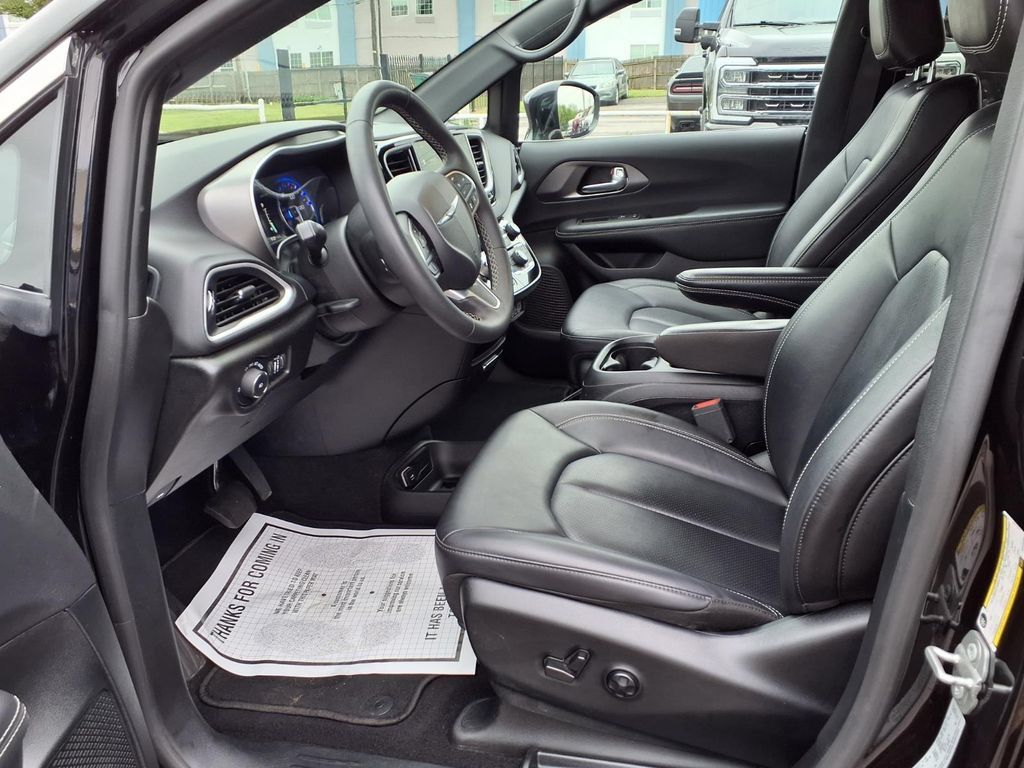 Used 2025 Chrysler Pacifica Select FWD image 15