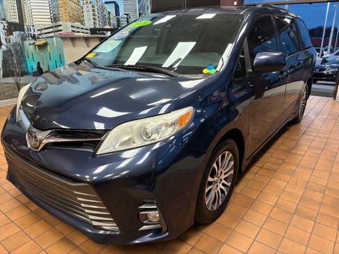 Used 2018 Toyota Sienna XLE Premium image 8