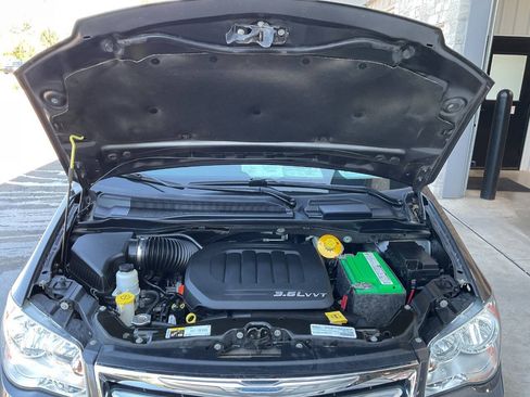 Used 2015 Chrysler Town & Country LX FWD image 49