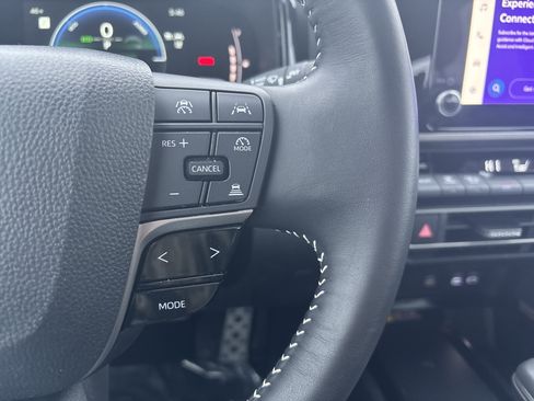 Used 2025 Toyota Camry SE image 23