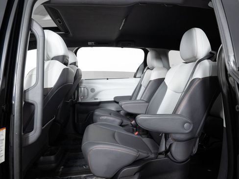 Used 2022 Toyota Sienna XSE w/ XSE Plus Package image 18