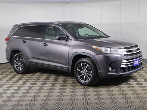 Used 2017 Toyota Highlander XLE w/ Carpet Mat Package AWD/4WD image 46