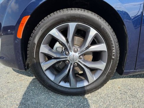 Used 2018 Chrysler Pacifica Limited w/ Tire & Wheel Group FWD image 9