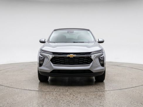 Used 2025 Chevrolet TrailBlazer LT FWD image 2