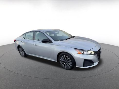 Used 2024 Nissan Altima 2.5 SV image 2