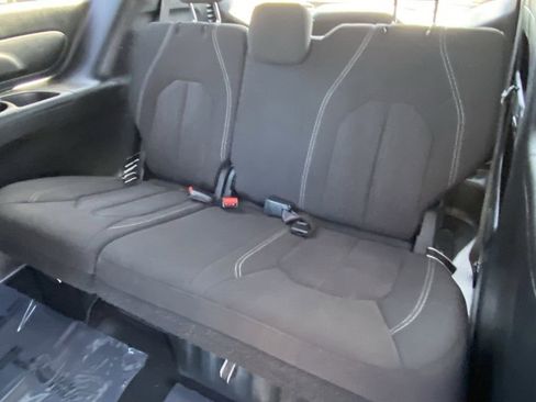 Used 2024 Chrysler Pacifica Touring FWD image 21