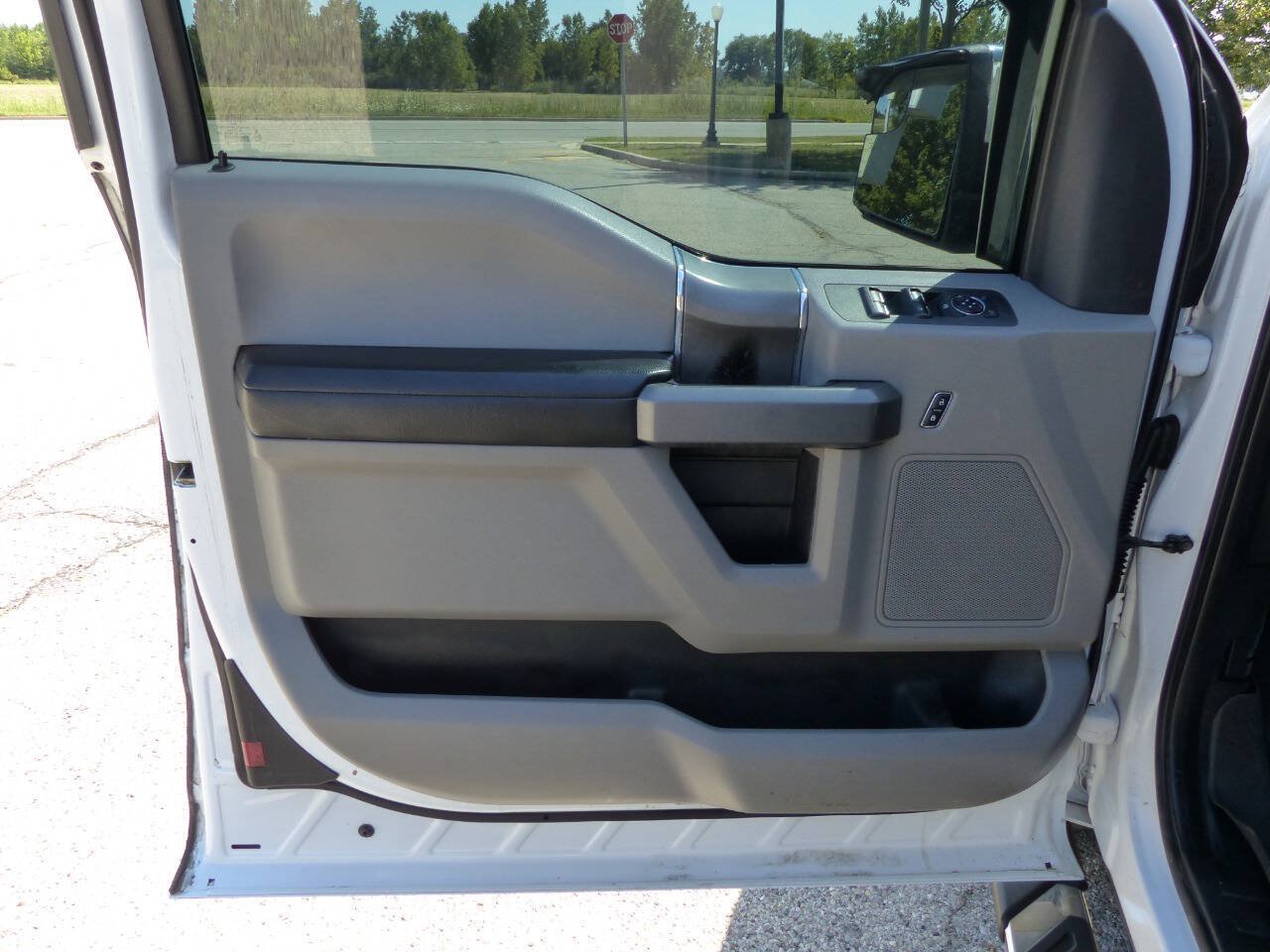 Used 2015 Ford F150 XLT w/ Equipment Group 302A Luxury AWD/4WD image 22