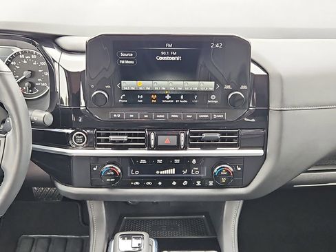Used 2024 Nissan Pathfinder SL FWD image 22
