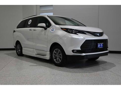 New 2025 Toyota Sienna XLE image 3