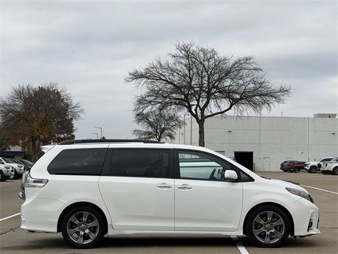 Used 2018 Toyota Sienna SE image 3