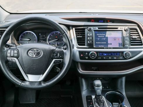 Used 2019 Toyota Highlander XLE AWD/4WD image 7