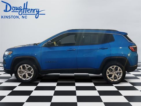 Used 2024 Jeep Compass Latitude image 2
