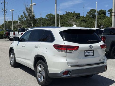 Used 2018 Toyota Highlander Limited FWD image 2