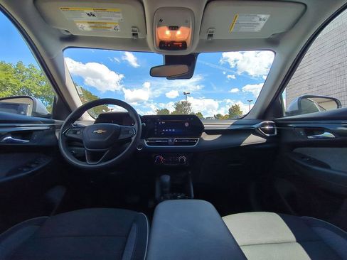 Used 2025 Chevrolet TrailBlazer LT AWD/4WD image 24