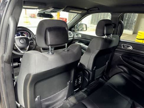 Used 2019 Jeep Grand Cherokee Laredo AWD/4WD image 27