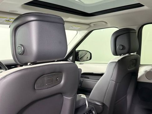 New 2025 Land Rover Discovery S image 22