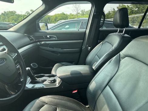 Used 2018 Ford Explorer XLT w/ Equipment Group 202A AWD/4WD image 31