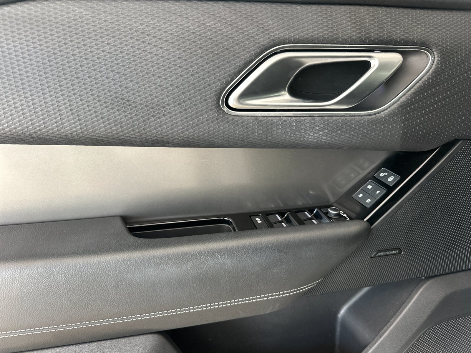 Used 2019 Land Rover Range Rover Velar S AWD/4WD image 11