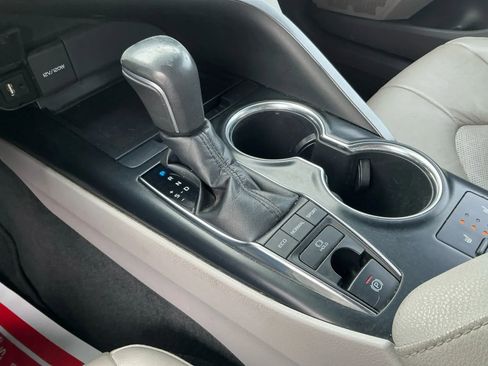 Used 2018 Toyota Camry XSE image 29