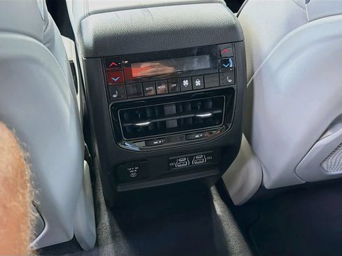 Used 2022 Jeep Grand Cherokee Overland w/ Luxury Tech Group IV AWD/4WD image 30