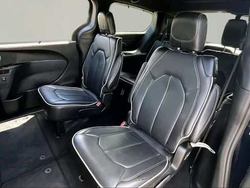 Used 2025 Chrysler Pacifica Limited FWD image 16