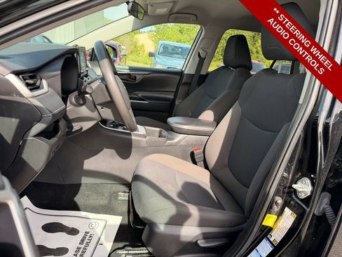 Used 2022 Toyota RAV4 LE AWD/4WD image 11