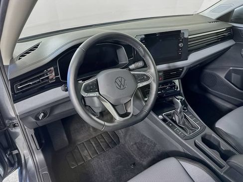 Used 2025 Volkswagen Jetta SE FWD image 19