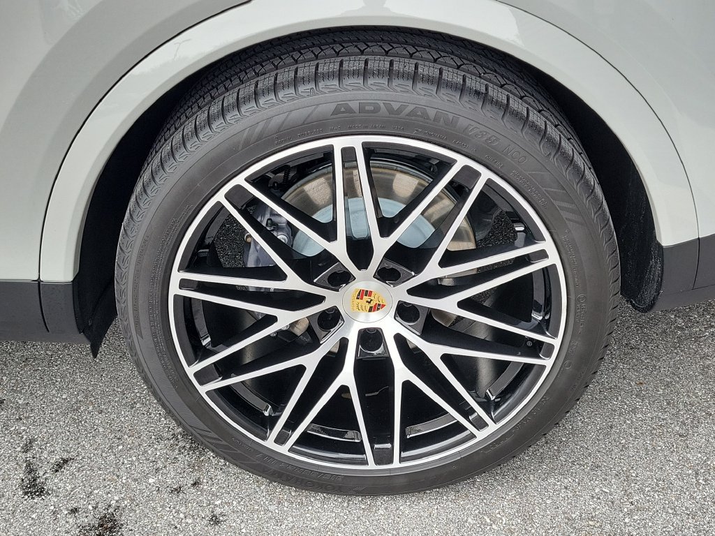 Certified 2024 Porsche Cayenne Coupe AWD/4WD image 11
