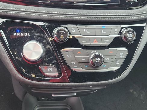 New 2026 Chrysler Pacifica Select AWD/4WD image 18