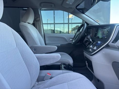 Used 2020 Toyota Sienna LE w/ LE Preferred Package image 11